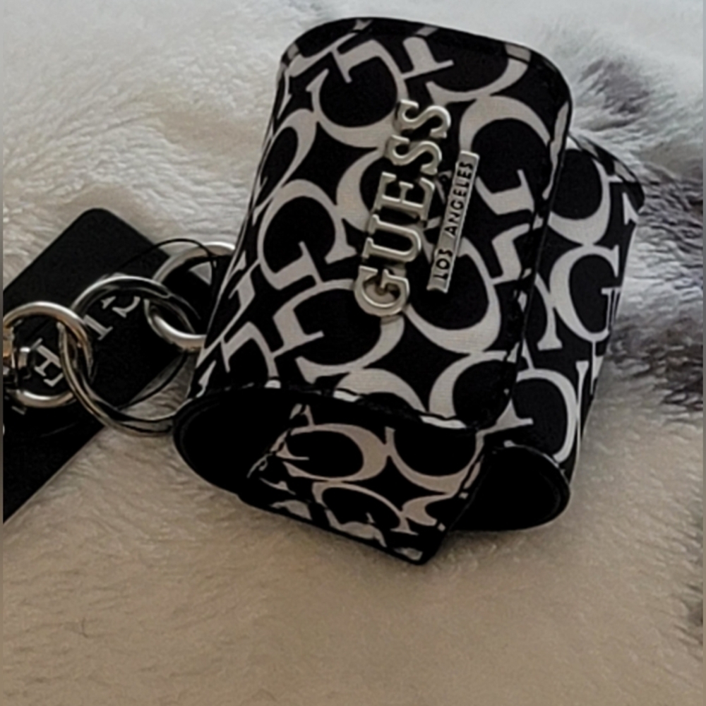 GUESS AIRPODS CASE ! - Picture 9 of 9